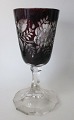 Bömisch Glass, 
20. 
Jahrhundert. 
Klare Kristall 
mit roten 
überfang. Mit 
Schliffen von 
Rosen und ...