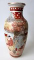 Japanische 
Satsuma Vase, 
19. 
Jahrhundert. 
Fayencen. 
Vergoldet und 
polycrom 
Dekoriert mit 
Mann ...