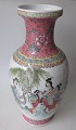 Chinesische 
Vase, 
Porzellan, 
Famille Rose, 
20. 
Jahrhundert. 
Polychrome 
Dekoration mit 
Frauen in ...