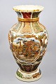 Große wunderbar 
dekorierte 
Fayence Satsuma 
Vase, 19. Jh. 
Japan. Mit 
Reliefdekorationen.
 Polycom ...