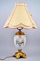 Französische 
Tischlampe aus 
Porzellan und 
vergoldet 
Bronze. 19. Jh. 
Porzellan mit 
Blumen und ...