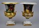 Paar 
Französisches 
Vasen, 1800. 
Mit Griffen und 
quadratischem 
Fuß. Dekoriert 
mit 
romantischen 
...