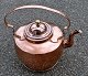 Riesiger 
antiker 
Wasserkocher 
aus Kupfer, 
1848 - 1863, 
Dänemark. 
Gestempelt. Mit 
Griff und ...