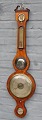 Englisches 
Radbarometer, 
Mahagonikasten 
aus dem 19. 
Jahrhundert. 
Signiert: J. 
Vassalli, ...