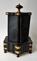 Zigarrenhalter, 
19. 
Jahrhundert. 
Mit 6 
Schwenktüren. 
Schwarz 
lackiertes 
Holz. Mit 
zahlreichen ...