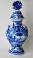 Delft Deckel 
Vase, 20. 
Jahrhundert. 
Kopie. Blau 
dekoriert. 
Rokoko-Stil. 
Dekoration des 
Mannes, ...