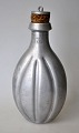 Militärfeldflasche 
aus Aluminium, 
1914. 
Gestempelt. 1/2 
Liter. Mit 
Propfh. Höhe: 
21 cm.