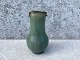 Arne Bang, 
Steinzeug, Vase 
mit kleinem 
Blattdekor, 
15,5 cm hoch, 
grün / braune 
Glasur, 
signiert ...