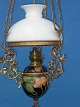 Öllampe 
Deckenlampe aus 
Eisen. Behälter 
Majolika   
Lampenschirme 
weisses 
Opalglas. Höhe 
110cm. ...