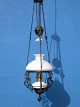 Öllampe 
Deckenlampe aus 
Eisen. Behälter 
unt 
Lampenschirme 
weisses 
Opalglas. Höhe 
105cm. Breite 
...