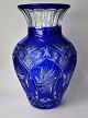 Violetta-Vase, 
Polen des 20. 
Jahrhunderts. 
Mit Schleifen 
im blauen 
&Uuml;berfang. 
H: 30 cm. Mit 
...