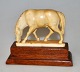Ein Pferd, 
Elfenbein, 
Skulptur, ca. 
1900. 9,5 x 6,5 
cm. Auf dem 
Sockel von 
Mahgni.
NB: Wirklich 
...