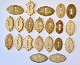 Eine Sammlung 
von 21 
Beinschlüsselzeichen 
für Möbel, 19. 
Jahrhundert.
NB: Nur 
insgesamt 
verkauft.