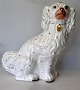 Gro&szlig;e 
Staffordshire 
Hund Fayence 
Figur, ca. 1840 
England. Mit 
dekorationen 
und Vergoldung. 
...