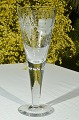 Pokalglas mit 
luftperlen in 
Stielen, mit 
Schliffdekor. 
Höhe 28 cm, 
Durchmesser 
10,7 cm. ...
