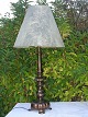 Table lamp of 
brass with 
brown 
patination. 
Height 62 cm. 
Fine condition. 
From 1930-1940.