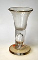 Großes 
Schnapsglas - 
Freimaurerglas, 
19. 
Jahrhundert. 
Leichte 
Glasmasse mit 
trompetenförmiger 
...