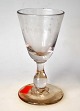 Seltenes 
Weinglas, 19. 
Jahrhundert. 
Klarglasmasse. 
Becher mit 
Balusterstiel. 
H .: 10,7 ...