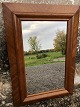 Kleiner älterer 
Spiegel aus 
Mahagonifurnier.
 58x41 cm. 
Rahmen- und 
Spiegelglas mit 
einigen ...