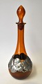 Dänisch-braune 
Likörflasche 
mit 
Zinnmontage, 
ca. 1930. Mit 
Propf. 
Zinnmontage in 
Form von Blüten 
...