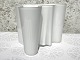 Iittala, Alvar 
Aalto Vase, 
Opalweiß, 20 cm 
breit, 16 cm 
hoch * 
Perfekter 
Zustand *