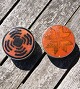 2 dänische, 
seichte 
Zinntöpfe, 
Deckel mit 
Keramikfliesen 
bedeckt.
Marke: 
Handmade 
Denmark - ...