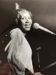 Schwarz-weißes 
Vintage-
Pressefoto von 
Aretha Franklin 
im Konzert 
(bekannt für 
"Respect") aus 
den ...