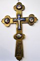 Orodox Kruzifix 
in Messing mit 
Emaildekor, 
17./18. Jh. H.: 
28 cm. B.: 16,5 
cm. Das Kreuz 
mit ...