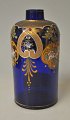 Parfümflasche 
aus blauem Glas 
mit Emaildekor 
und Vergoldung, 
19. Jh. H: 13,5 
cm.
Achtung: Propf 
...