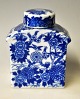 Japanische 
Teedose aus 
Porzellan, 20. 
Jh. Blau 
dekoriert mit 
Vögeln und 
Blumen in ...