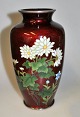 Japanische 
Cloissonne-Vase 
mit Silber, 20. 
Jh. Dekoration 
in Form von 
Blumen. 
Bodendekoration 
in ...