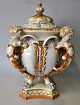 Deckel vase aus 
deutscher 
Fayence, 19. 
Jh. Vase mit 
vier 
Löwenbeinen, 4 
Henkel in 
Engelsform, ...