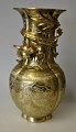 Chinesische 
Bronzevase, 20. 
Jh. Top 
verziert mit 
bösartigem 
Drachen. Korpus 
reich verziert 
mit ...