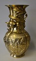Chinesische 
Bronzevase, 20. 
Jh. Top 
verziert mit 
bösartigem 
Drachen. Korpus 
reich verziert 
mit ...