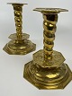 Paar 
superschöne 
Kerzenleuchter 
aus gestanztem 
(Repousse-
Technik) 
Messing. 
Barocke Form, 
20. ...