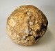 Steinfossil in 
Form einer 
Kugel. Auf 
einem eisernen 
Fuß. Durchm. 
Kugel: 13cm.
