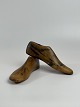Paar antike 
Schuhe zuletzt 
auf holz in 
Größe 36. 
Spuren von der 
Schuhmacherarbeit 
mit Löchern ...
