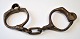 Ein Paar 
Handschellen, 
Dänemark des 
19. 
Jahrhunderts. 
Gusseisen. L. 
24 cm.
Provenienz: 
...