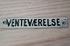 Ein kleines 
Schild aus 
Emaille gemacht
Tekst: 
Venteværelse 
(Wartezimmer)
Das Schild ist 
...