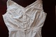 Schöne alte 
Bluse mit 
Initialen
Mess:
H: 
Mage-
Halsausschnitt 
25cm
H: Mage-Top 
der Bluse: ...