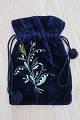 Eine antikke 
und schöne alte 
Handtäschchen
Aus blaum 
Stoff/Velour 
handgemacht und 
handbrodiert 
...