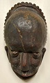 Afrikanische 
Maske, Mitte 
des 20. 
Jahrhunderts. 
Lackiertes 
Holz. H.: 25 
cm.
Provenienz: 
...