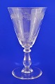 Weinglas mit  
Guilloche 
-Dekor auf der 
Schale. Höhe 18 
cm. Durchmesser 
10 cm. 
Tadelloser ...