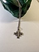 Alter 
Silberbecher 
zusammen mit 
einer Halskette 
aus dem 20. 
Jahrhundert mit 
Kreuzstempel 
aus ...
