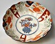 Imari-Schale 
aus Porzellan, 
Japan des 19. 
Jahrhunderts. 
Polychrom 
dekoriert. 
Rüschenrand. 
...