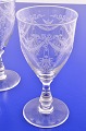 Weinglas mit  
Guilloche 
-Dekor auf der 
Schale. Höhe 
17,6 cm. 
Durchmesser 8,6 
cm. Tadelloser 
...