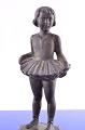 Bronzefarbene 
Metallfigur, 
Ballettmädchen, 
Höhe 22 cm., 
signiert V 
Bahner. Stempel 
Antika 501 ...