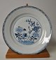 Chinesischer 
blau bemalter 
Teller, ca. 
1780. Mit 
Blumen und 
Kranichen 
geschmückt. 
Durchmesser: 
...