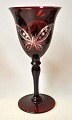 Rotes 
böhmisches 
Weinglas, 20. 
Jahrhundert. 
Klare Glasmasse 
mit rotem Rand. 
3 Schleifen in 
Form ...