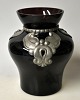 Violette Vase 
aus Glas, 1925, 
Dänemark. Mit 
Zinnmontage. 
Mit Gravur in 
der Zinn: 
7.4.1925. H.: 
...